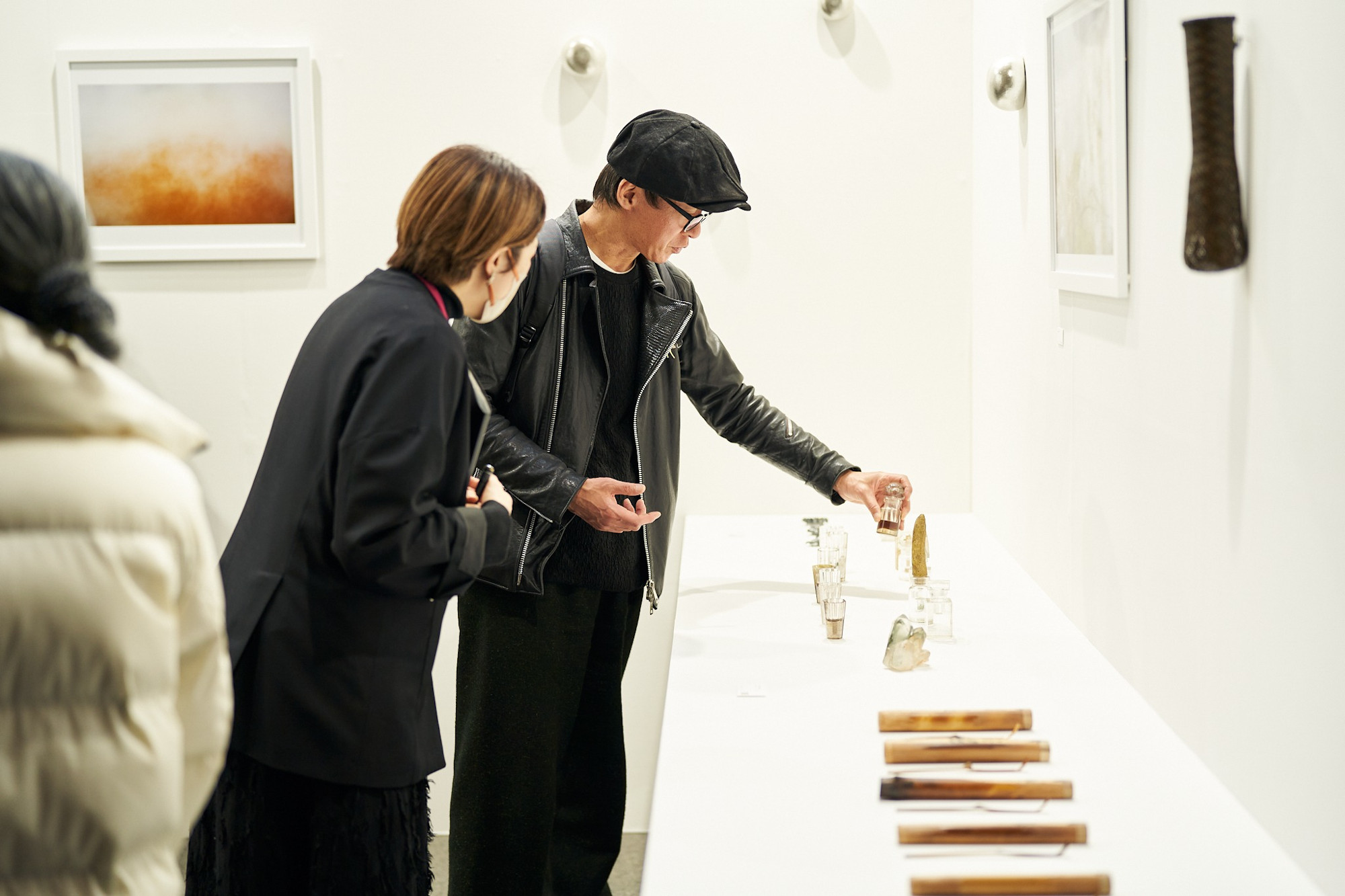 展示作品を見る来場者